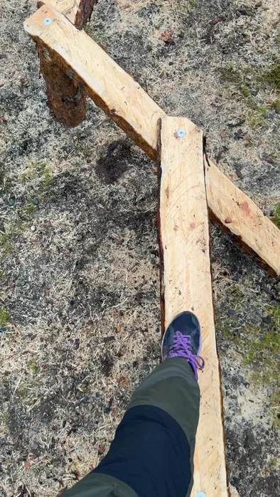 Første steget til en ny lekeplass er tatt med en ny balanseløype. Er du klar for å teste fot-koordin...